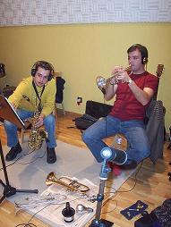 Con José Poveda (Saxo) en un Momento de la grabación del CD “Hacia el cielo… a través del sol” de Toni García y de MN Esctudios 2004