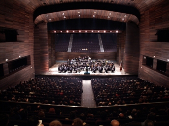 Dirigiendo la Banda Municipal de Música de Astorga en el Auditorio Ciudad de León, 23 de marzo de 2003