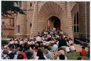 Dirigiendo la Banda Municipal de Música de Astorga en el Palacio de Gaudí Concierto Año Gaudí, julio de 2002