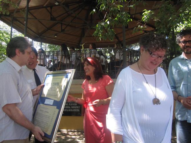 Momento en el la alcaldesa de Astorga entrega recuerdo a la familia (fotografía de Juan José Alonso Perandones), agosto de 2013